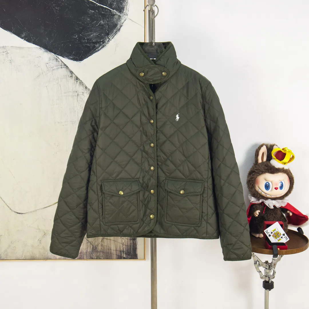 P390 zp version [Exclusive supply] Ralph Lauren/Ralph Lauren 2025aw autumn and winter popular items diamond-shaped quilted embroidered corduroy strips imitation feather jacket jacket Correct three-pocket version Slight waist design Free matching neckline ✅ Facial filling imitation feather cotton Three-in-one diamond-shaped quilted embroidery Soft and comfortable ✅ Customized double-circle brand hardware buckle back waist freely adjustable elastic design ✅ RL three-color diamond plaid cotton jacket 100% restoration Corduroy strips running through the whole body, no knots and overlaps, artificial curling, fine workmanship, highly recommended, a rare cotton jacket that does not look bloated, can be worn as an inner layer in the north, can be worn with multiple necklines, elastic waistline on the back, freely adjustable waist, matte memory technology on the face, with a cotton feel, not to be missed, highly recommended, color: black, white, gray green, khaki, navy, size: S M L XL, number: WW10947